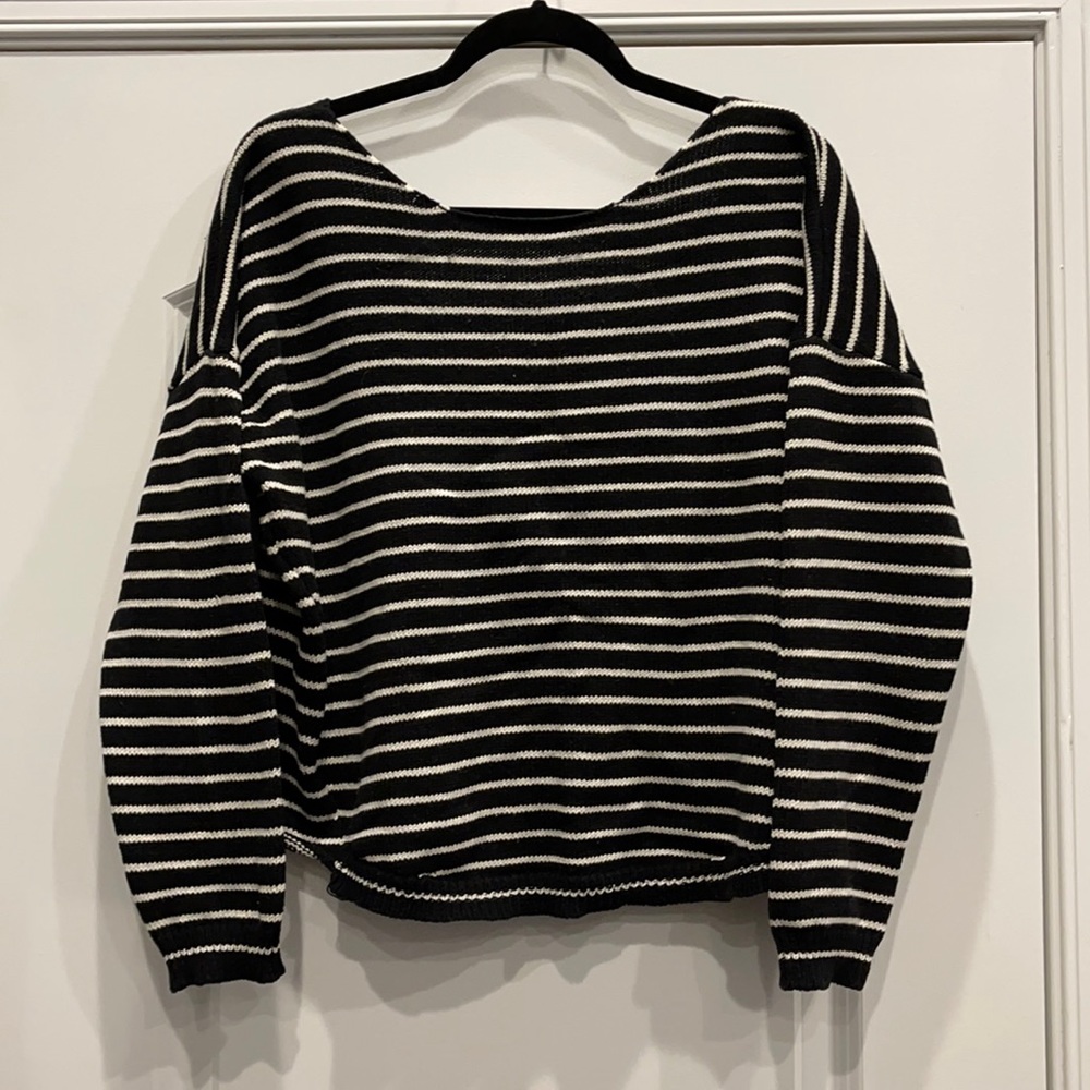 Vernacular sweater with open back